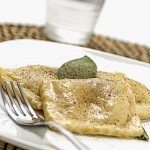 Ravioli di zucca e amaretti con burro e salvia