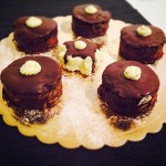 Mini sacher con crema di mascarpone e pistacchi