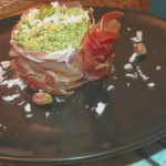 Tortino di quinoa con speck, formaggio e salsa di prezzemolo al pistacchio