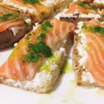 Bruschetta con ricotta, granella di pistacchi e salmone crudo