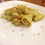 Paccheri con cruditè di zucchine, calamari e nocciole