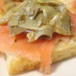 Bruschetta con salmone, carciofi e philadelphia