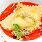 Ravioli con carciofi e salsa al pomodoro