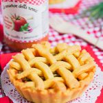 Crostatine salate con sugo e taccole