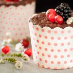 Muffin al cacao e frutti rossi