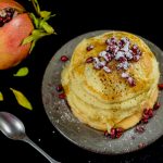 Pancake con burro di arachidi e melagrana