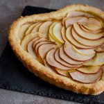 Crostata a forma di cuore con mele e pere