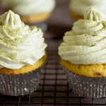 Cupcake alle fragole con frosting al tè matcha