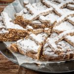 Crostata ripiena di pan di spagna e confettura