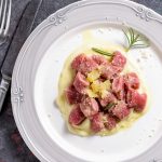 Gnocchi di barbabietola rossa su fonduta al rosmarino