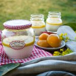 panna cotta con pesche allo sciroppo