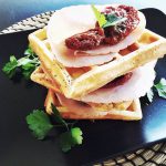 Waffles salati con fesa di tacchino e pomodori secchi