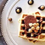 WAFFLES CON NOCCIOLE E CIOCCOLATO