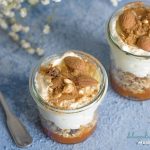 Bicchierini di granola, con mousse e marmellata di albicocche