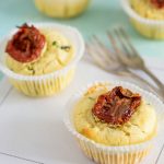 Muffin salati con pomodori secchi e grana