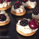 Tartine dolci con camy cream, more e ciliegie